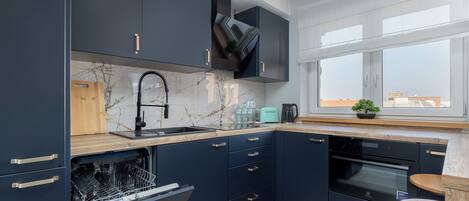 Kjøleskap, mikrobølgeovn, ovn og kokeplater