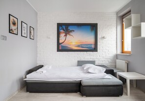 Tabla de planchar con plancha, wifi, ropa de cama