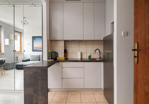 Fridge, microwave, stovetop, coffee/tea maker - Piaskowa Comfort Apartment (Warszawa)