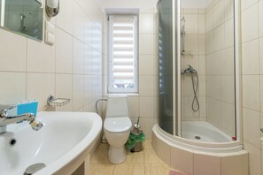 Een douche, een haardroger, handdoeken