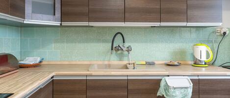 Fridge, oven, stovetop, dishwasher