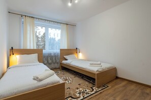 Een strijkplank/strijkijzer, wifi, beddengoed