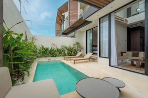 Outdoor pool, sun loungers - Villa Fresko 5 by Alfred in Bali (Munggu)