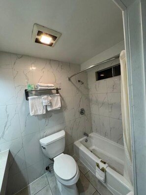 Habitación básica doble, 2 camas de matrimonio | Baño | Bañera, toallas, jabón y champú