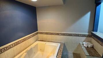 Suite Deluxe, 1 cama King size | Baño | Tina, toallas, jabón, shampoo