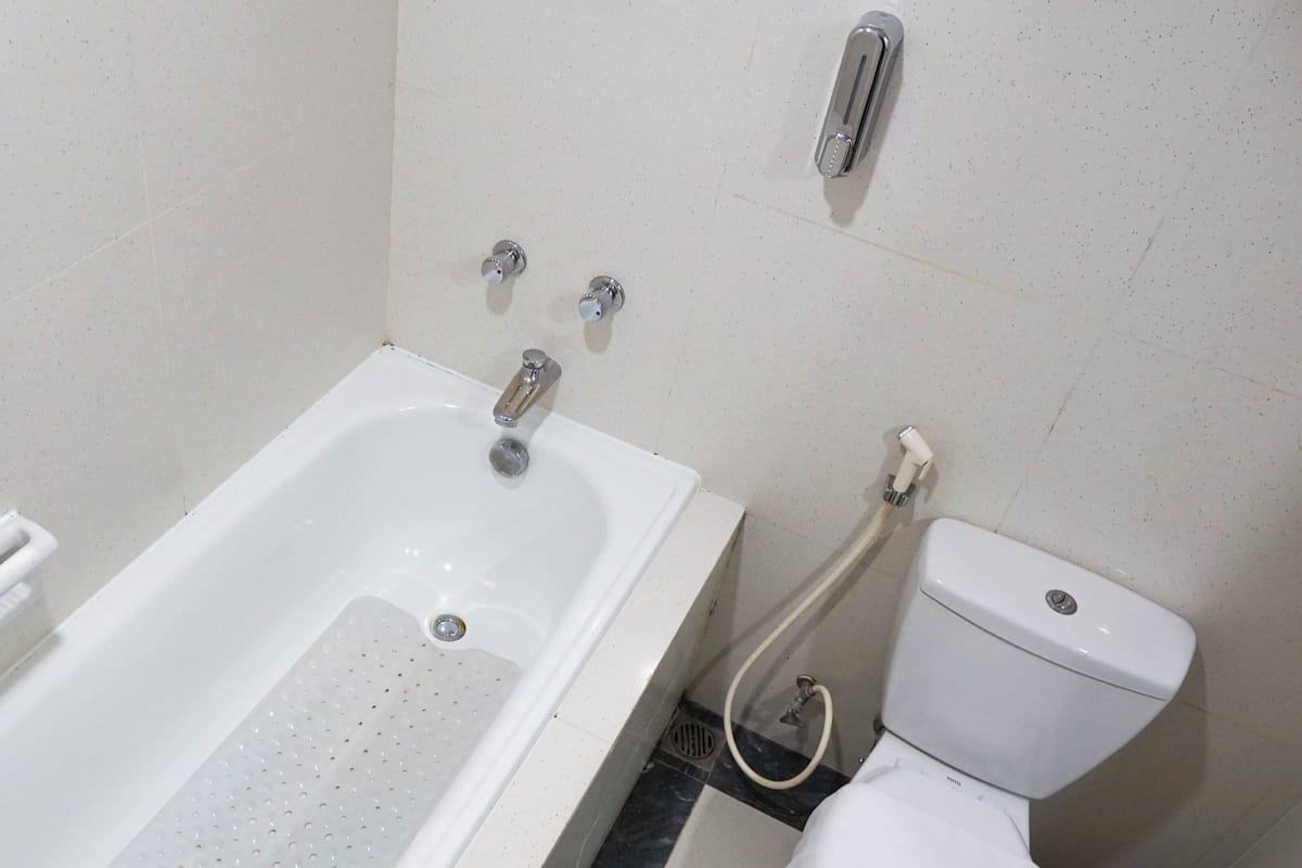 Kahden hengen standard-huone (kaksi sänkyä) | Kylpyhuone | Kylpyamme, hiustenkuivaaja, tohvelit, pyyhkeet