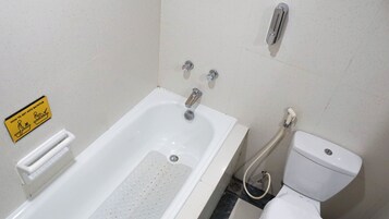 Standard Twin Room | Bathroom | Bathtub, hair dryer, slippers, towels