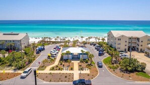 Un hôtel situé sur la côte, doté d’un parking, d’un accès à la plage et offrant une vue sur l’océan.