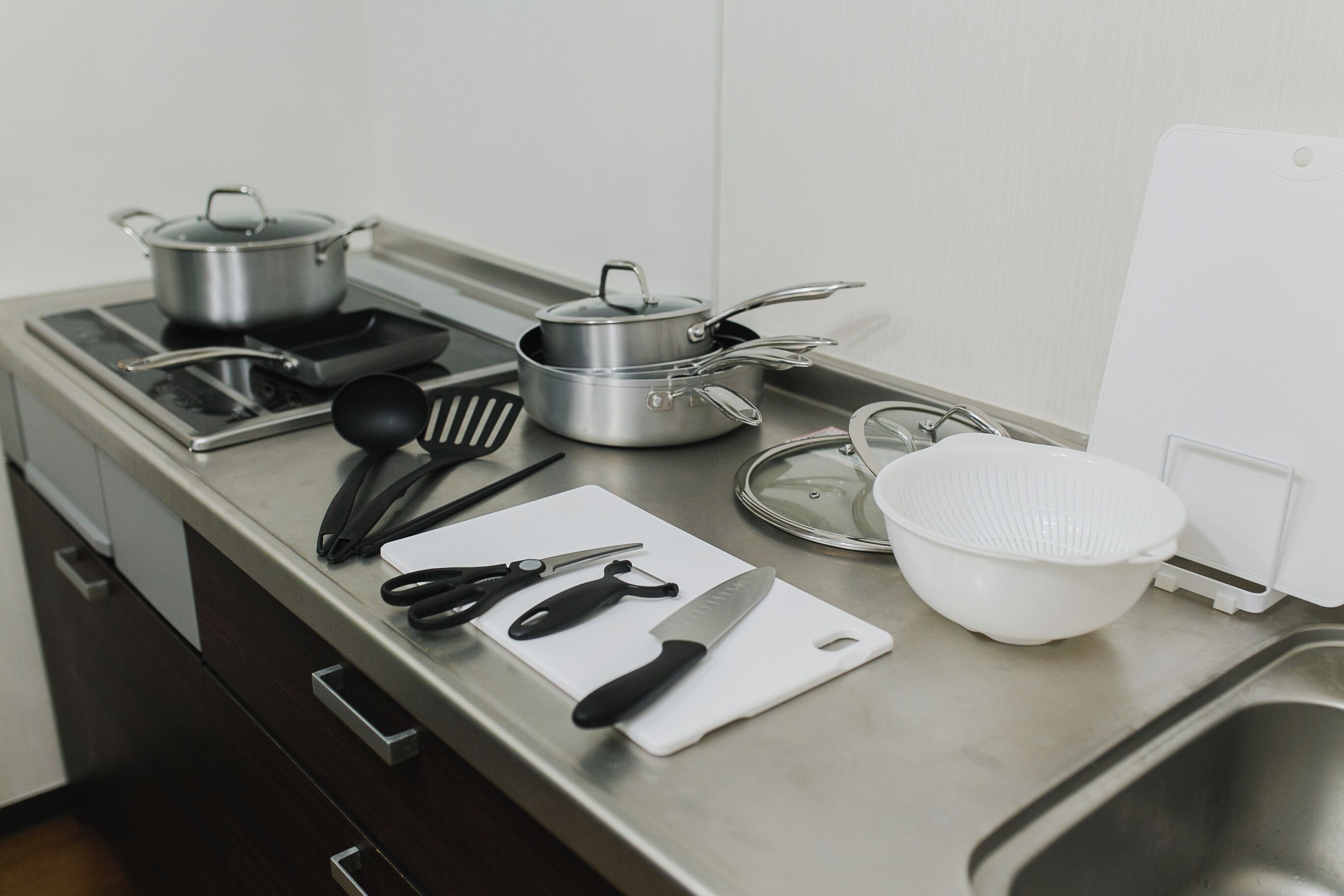 Fridge, microwave, stovetop, electric kettle