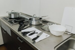 Fridge, microwave, stovetop, electric kettle - Shinjuku 10 Min | Kagurazaka Area | 6BR | 11 Beds | 1 Bath + 1 Shower/Max. 15 (Haramachi, Shinjuku City)