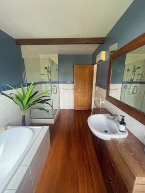 Shower, hair dryer, towels, soap - Absolute Beachfront Escape - Swim, Dine, Relax in Style (Raumati Beach)