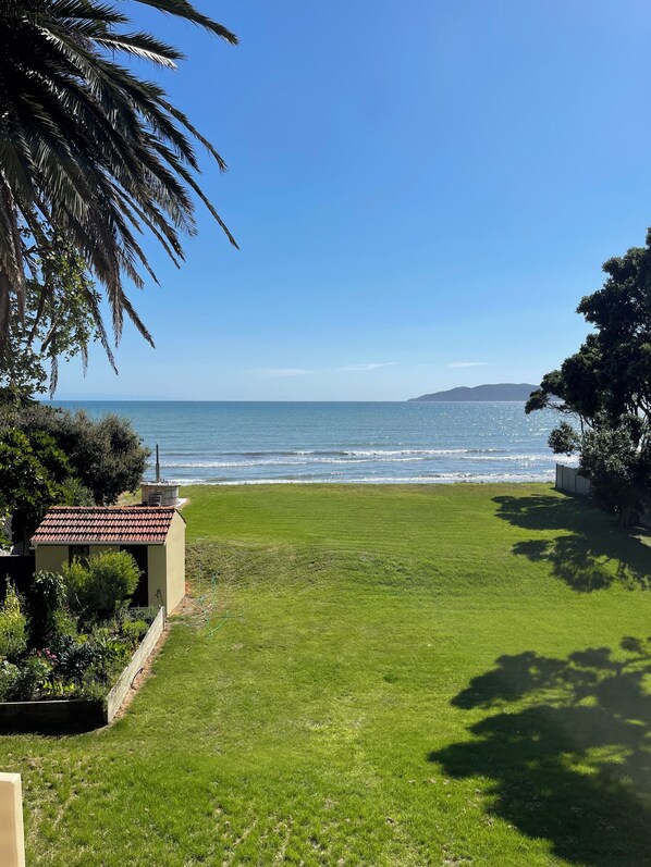 Property grounds - Absolute Beachfront Escape - Swim, Dine, Relax in Style (Raumati Beach)