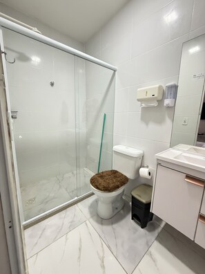 Dusche, Haartrockner, Handtücher, Seife