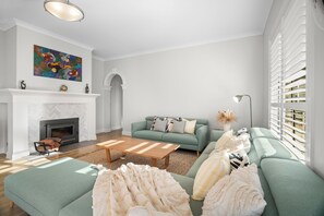 TV, fireplace - Off grid Luxury in Adelaide Hills (Mount Barker Springs)