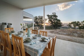 Outdoor dining - Off grid Luxury in Adelaide Hills (Mount Barker Springs)