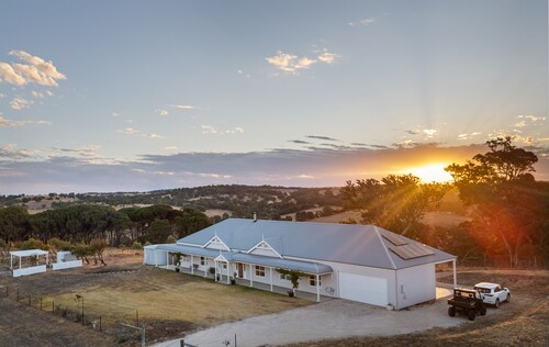 Rolling Hills Estate - Off grid Luxury in Adelaide Hills