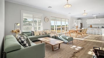 Télévision, cheminée, livres