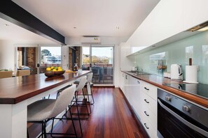 Fridge, microwave, oven, stovetop - Stylish Fitzroy Warehouse Apmnt with Balcony & BBQ (Fitzroy)
