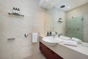 Shower, hair dryer, towels - Stylish Fitzroy Warehouse Apmnt with Balcony & BBQ (Fitzroy)