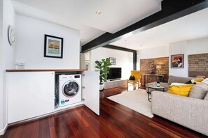 TV, offices - Stylish Fitzroy Warehouse Apmnt with Balcony & BBQ (Fitzroy)