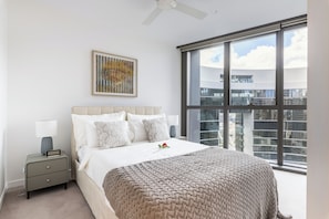 3 bedrooms, iron/ironing board, free WiFi, bed sheets - Alluring Brisbane River View 3BR with Study (Brisbane City)