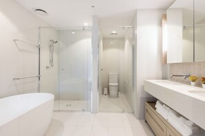 Vasca idromassaggio, asciugacapelli, bidet, asciugamani