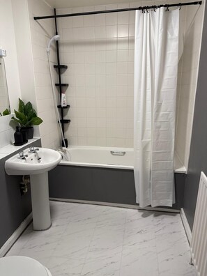 Towels, soap, toilet paper - Wonderful 1-bed apt East London central (London)
