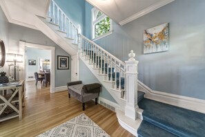 Interior - Gorgeous 1902 Craftsman-EV Charger-Lush Grounds-Walk to Main Street-Dogs OK (Walla Walla)