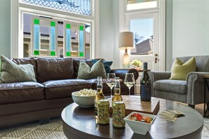 Una Smart TV, una chimenea, un reproductor de DVD, libros