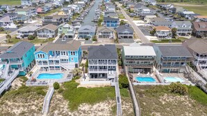 Zona residencial costera con casas, un puerto deportivo y una playa.