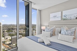 2 bedrooms, WiFi - Hilton 2BR Retreat Sky High Ocean Views Pool (Surfers Paradise)