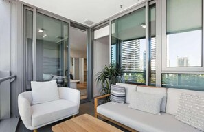 TV, offices - Broadbeach Elite Luxury Residence | 5‑Star Resort (Broadbeach)