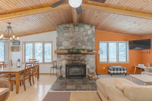 Ski getaway with hill view and hot tub- Upper Unit