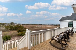 Property grounds - Relax at Blue Crab Shack, a spacious dog-friendly home with marsh views in Holden Beach. (Holden Beach)