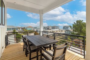 Outdoor dining - Sunset Skies: Stylish 4BR beach home in Holden Beach with a private pool. (Holden Beach)