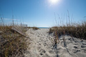 Beach - Oceanfront duplex in Holden Beach, 4 bedrooms, stunning views, sleeps 10. (Holden Beach)
