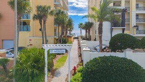 Property grounds - Beach Escape • Pool View • Walk to Beach + Food (Fort Walton Beach)