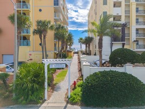 Property grounds - Beach Escape • Pool View • Walk to Beach + Food (Fort Walton Beach)