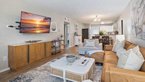 Smart TV, books - Beach Escape • Pool View • Walk to Beach + Food (Fort Walton Beach)