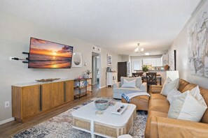 Smart TV, books - Beach Escape • Pool View • Walk to Beach + Food (Fort Walton Beach)