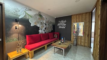 En 30-tommers Flatskjerm-TV med kabel-kanaler