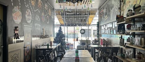 Petit déjeuner, déjeuner et dîner servis sur place