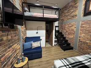 Habitación familiar | Ropa de cama hipoalergénica y espacio para trabajar con laptop 