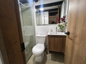 Shower, towels, soap, toilet paper - Tu Hotel Chía (Chía)