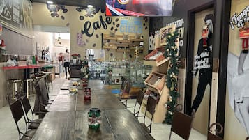 Serveert ontbijt, lunch en diner