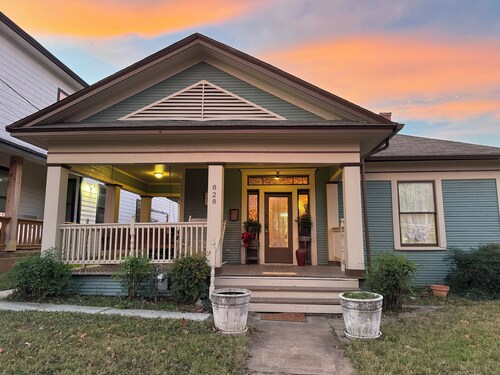 Vintage Charm in Bishop Arts, beautiful energy, 1930 Craftsman