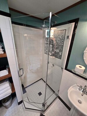Haartrockner, Handtücher, Seife, Toilettenpapier