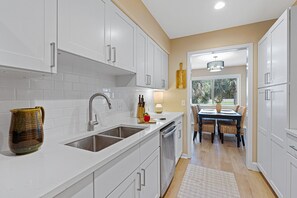 Fridge, microwave, stovetop, dishwasher - 2366 Racquet Club @ Sea Pines | Direct Golf View | Pool & Lagoon | Golf | Tennis (Hilton Head Island)