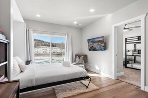 4 bedrooms, desk, iron/ironing board, travel cot - Brian Head Retreat - Walk to Lifts/Family Friendly/Spacious/Modern (Brian Head)