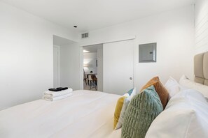2 bedrooms, free WiFi, bed sheets - Old Town Paradise with Pool - Mid Century Condo, one dog welcome! (Scottsdale)